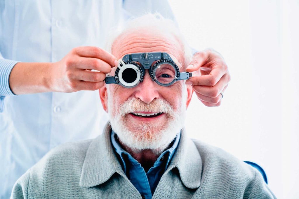 Älterer Mann mit Sehtest-Brille